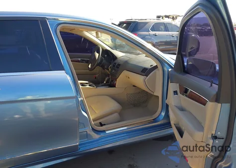 2011 Mercedes-Benz C 300 Sport z USA, uszkodzony, nr VIN WDDGF5EB8BA454469